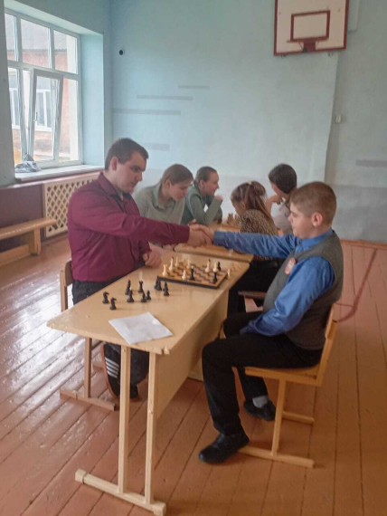Ученики играют в шахматы.
